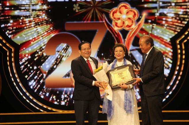 Mai Vàng award honours veteran artist Kim Cương